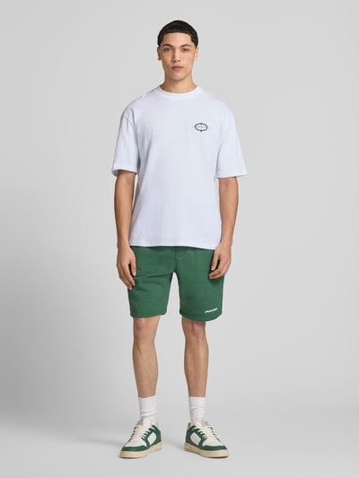 Męski model nosi Oversized T-Shirt mit rückseitigem Motiv-Print Modell 'Reine' von Pegador z bawełny, krój oversized fit, nadruk z logo, okrągły dekolt; pełny widok z przodu.