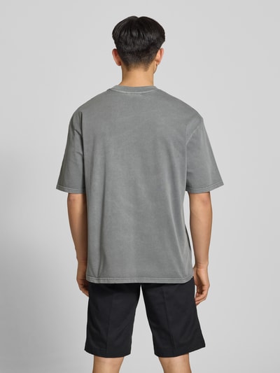 Mężczyzna nosi Oversized T-Shirt mit 1/2-Arm Modell 'Trebic' od Pegador, bawełna, szary kolor, prosty krój, widok całej sylwetki z tyłu