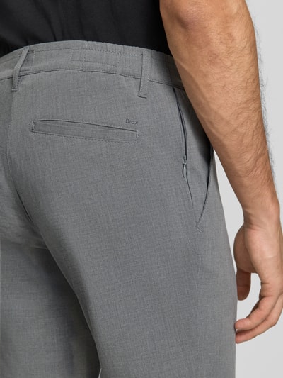 Männermodel trägt graue Gerade Hose Mit Viskose-Anteil Modell 'Phil P' von Brax, feine Stoffstruktur, Nahaufnahme Rückansicht, Herren Gerade Hose von Brax.