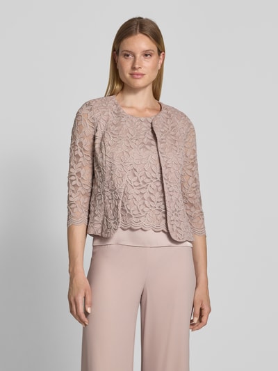 Modelka nosi Blazer mit Spitze und 3/4-Arm von Vera Mont, materiał z domieszką stretchu, krój regular fit, okrągły dekolt, otwarty przód, różowy kolor, tekstura koronki, Szerokość w rozmiarze 36: 55 cm, Ganzkörperansicht von vorne