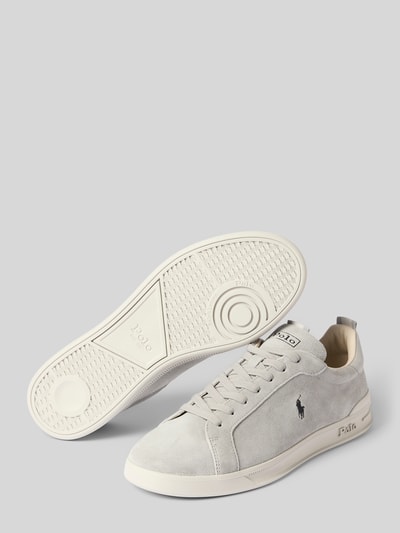 Produktfoto, jasnoszare sneakersy z mieszanki skóry, biała podeszwa, widoczne logo, Sneakersy aus Leder-Mix von Polo Ralph Lauren, produktowe zdjęcie z przodu