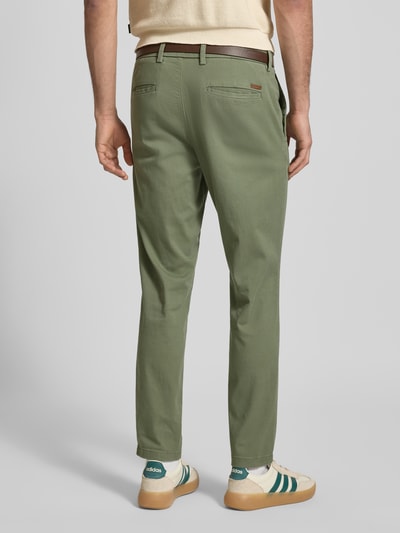 Männermodel trägt Slim Fit Stoffhose mit abnehmbaren riem Modell 'Marco' von Jack & Jones, katoenmix, achteraanzicht volledige lichaamsopname