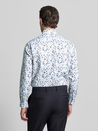 Männermodel trägt Regular Fit Business Hemd aus katoen met kentkraag van Christian Berg Men, bloemenpatroon, rugaanzicht, Ganzkörperansicht Rückansicht.