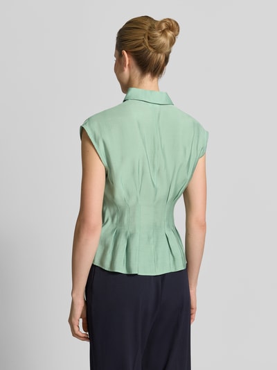 Frauenmodel trägt Taillierte Bluse aus Modal-Mix von Jake*s Collection in Hellgrün mit Hemdblusenkragen, Rückansicht, Ganzkörperansicht.
