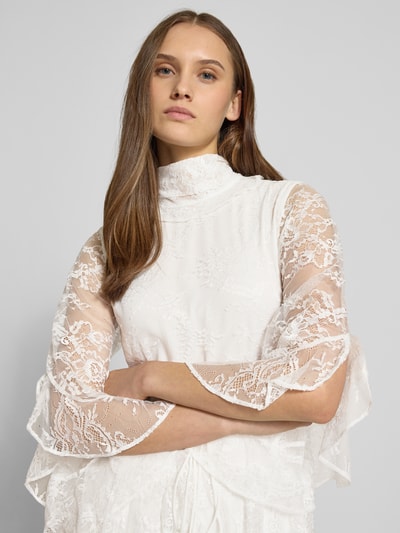 Kobiece model nosi Sukienka koktajlowa z koronki w długości mini Model 'NORAH' od Bardot, taliowany krój, stójka, rękaw o dł. 3/4, tunel w talii, halka, wszyty zamek błyskawiczny, biała koronka, przód, zbliżenie na górną część ciała.