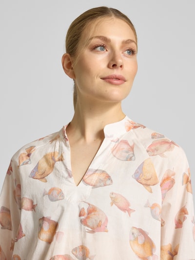 Frauenmodel trägt Blusenshirt mit Tunikakragen von Emily Van den Bergh, Reine Baumwolle, Gerader-Schnitt, 3/4-Arm, Nahaufnahme Oberkörper.