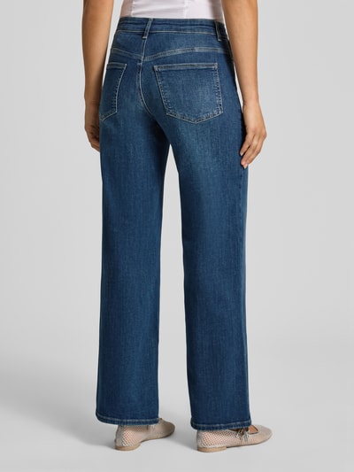 Vrouwenmodel draagt blauwe wide & loose fit jeans uit mix van modal en katoen, Wide & Loose Fit Jeans aus Baumwoll-Mix Modell 'MADISON' van ONLY, dames wide & loose fit jeans, volledig zicht van achteren