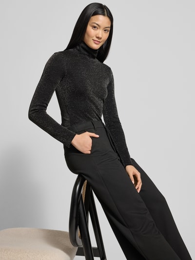 Frauenmodel trägt Longsleeve mit Stehkragen Modell 'Rani' von GUIDO MARIA KRETSCHMER WOMAN, schwarz, Glitzer-Effekt, Slim Fit, Nahaufnahme Oberkörper.