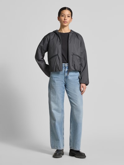 Modelka nosi ciemnoszarą Jacke mit Reißverschlusstaschen Modell 'YADIRA' von FIRE + ICE, krój regular fit, kaptur, przód, zdjęcie całopostaciowe