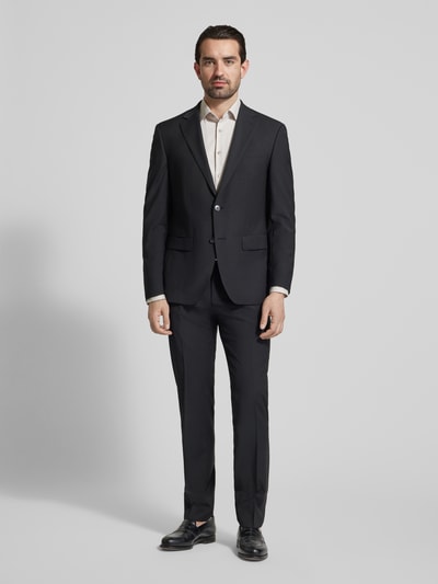 Męski model nosi Slim Fit 2-Knopf-Sakko mit Pattentaschen von HECHTER PARIS, mieszanka żywej wełny z dodatkiem streczu, kołnierz z połami, kieszenie z patką, długość tyłu w rozmiarze 50: 73 cm, szerokość ramion w rozmiarze 50: 46 cm, długość rękawów w rozmiarze 50: 65 cm, czarny kolor, klasyczna forma, gładka faktura, całkowity widok z przodu.