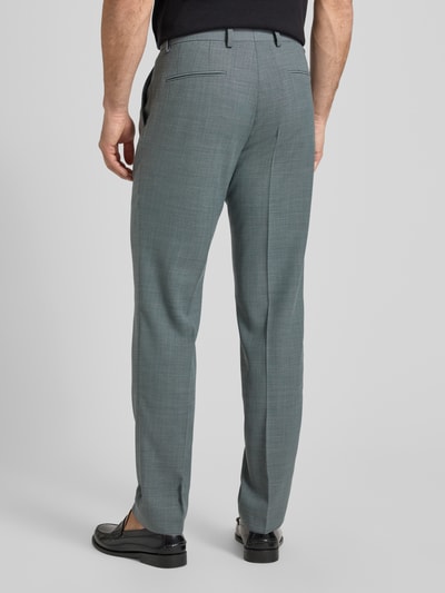 Männermodel trägt Regular Fit Anzughose mit Schurwoll-Anteil Modell 'LEON' von BOSS, Optik:Allover-Muster, feines Strukturmuster, Ganzkörperansicht Rückansicht.