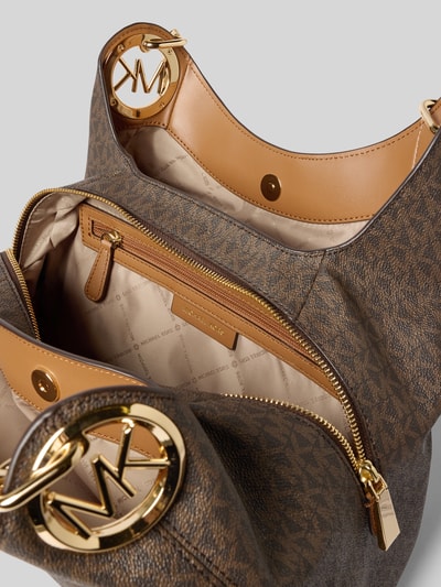 Productfoto, Shoulder Bag mit Logo-Applikation Modell 'Lillie' van MICHAEL Michael Kors in bruin met all-over logoprint, gedeeld hoofdvak met magneetsluiting, binnenvak met ritssluiting, kettinghandvat, afmeting 38x34x9 cm, schouderriem 52 cm.