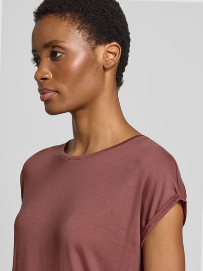 Frauenmodel trägt Regular Fit T-Shirt aus Lyocell-Mix Modell 'AVA' von VERO MODA in Braun, weiche Textur, Nahaufnahme Oberkörper, Damen T-Shirt von VERO MODA