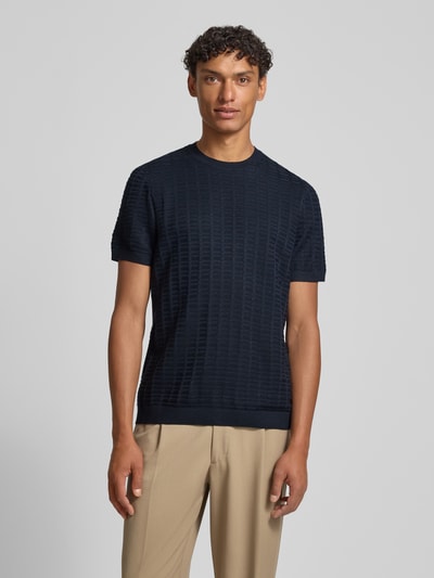Männermodel trägt T-Shirt mit Label-Detail Modell 'Theor' von JOOP! Collection, dunkelblau, Viskose-Mix, gerader Schnitt, Ganzkörperansicht von vorne.