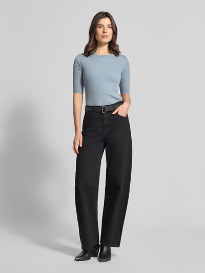 Vrouwenmodel draagt Regular fit shirt met lange mouwen met ronde hals Model 'Selay' van Drykorn, puur katoen, structuurpatroon, halflange mouwen, lichtblauw, ruglengte bij maat S 55 cm. Volledige lichaamsaanzicht voorkant.