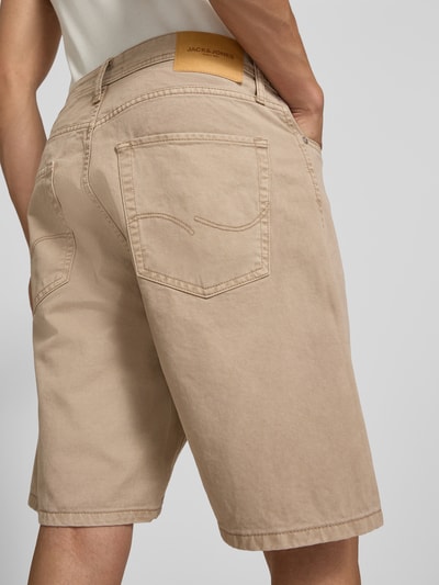 Männermodel trägt Bermudas im 5-Pocket-Design Modell 'TONY ORIGINAL' von Jack & Jones aus reiner Baumwolle in Beige, Straight Fit, Ganzkörperansicht Rückansicht.