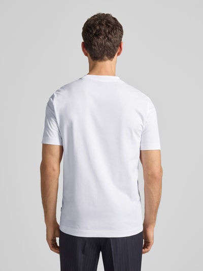 Mannelijk model draagt wit T-shirt uit katoen, model 'Thompson' van BOSS, rechte pasvorm, rugaanzicht, detail van ruglengte.
