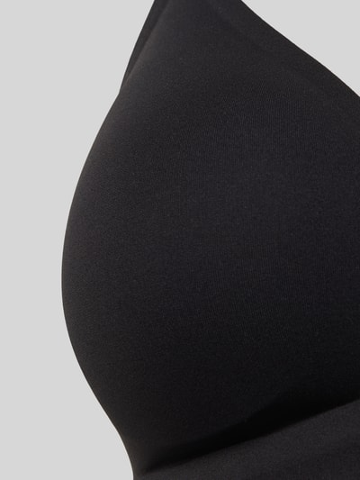 Detailaufnahme, Frauenmodel trägt Triangel-BH mit verstellbaren Trägern Modell 'Simply Better' von Mey, fein strukturierter schwarzer Stoff, körpernahe Passform