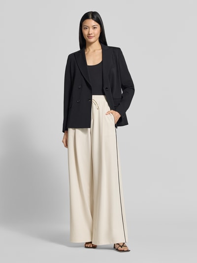 Frauenmodel trägt Regular Fit Longblazer mit doppelter Knopfleiste Modell 'WKDCOLIBRI' von Max Mara in Schwarz, kombiniert zu weiter Hose, Ganzkörperansicht von vorne.