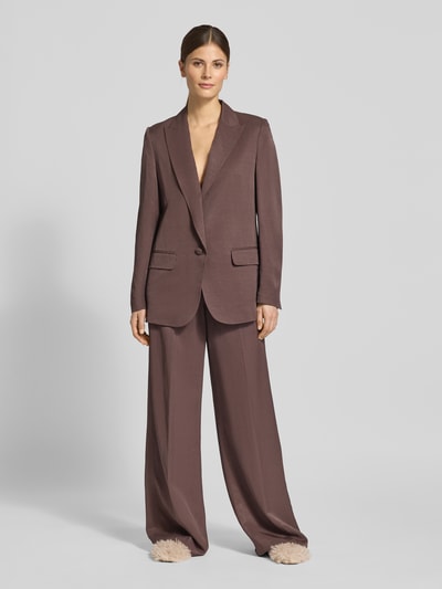Frauenmodel trägt Relaxed Fit Blazer mit Reverskragen von Jake*s Cocktail, Viskose-Leinen-Mix, Knopfverschluss, Pattentaschen, Ganzkörperansicht von vorne.