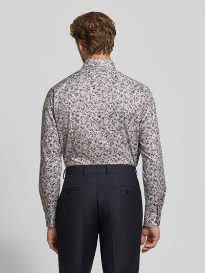 Männermodel trägt Modern Fit Businesshemd aus reiner Baumwolle von OLYMP mit floralem Muster, dezente Farben, Ganzkörperansicht Rückansicht, Herren Businesshemd von OLYMP.