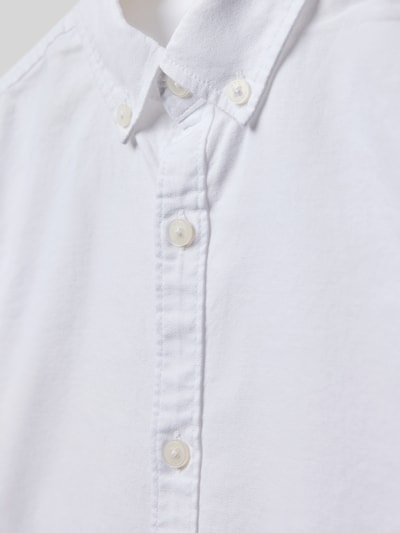 Produktfoto, Hemd mit Knopfleiste von Mango aus reiner Baumwolle in Weiß, Regular-Fit, Button-Down-Kragen, glatte Textur, Nahaufnahme