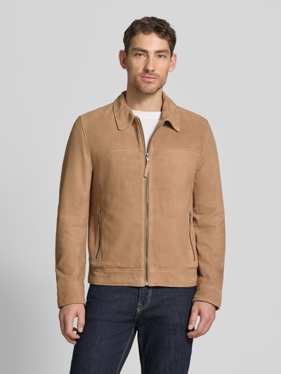 Mannelijk model draagt Lederjacke aus Schafsnubuk met ritssluiting model 'TRIVEN' van MAURITIUS, regular fit, platte kraag, ritszakken, camelbruine kleur, gladde nubuck van schapenleer textuur, Ganzkörperansicht van voren.