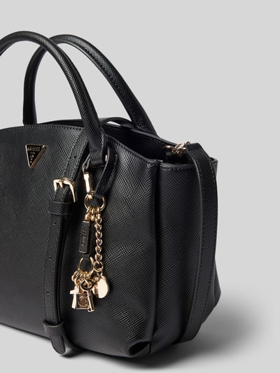 Produktfoto, Tote Bag aus Leder-Imitat Modell 'Gilda' von GUESS, schwarz, strukturierte Oberfläche, Metall-Logo, goldener Anhänger, Damenaccessoire.