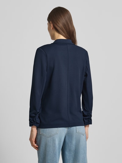 Frauenmodel trägt Blazer mit Raffungen Modell 'Siham' von Soyaconcept in Dunkelblau, Elastischer-Material-Mix, taillierte Passform, Rückansicht, Ganzkörperansicht. Rückenlänge bei Größe S: 58 cm, Brustweite: 50 cm, Ärmellänge: 54 cm, Reverskragen, Knopfverschluss.