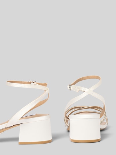 Produktfoto, Sandalette mit Ziersteinbesatz Modell 'Gabby' von Steve Madden, weiß, Blockabsatz, Riemen, abgerundete Spitze, Absatz 4 cm