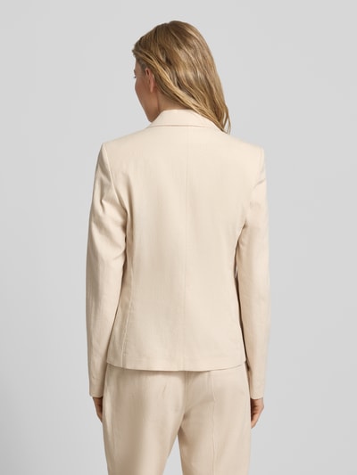 Vrouwenmodel draagt Regular Fit Blazer aus Leinen-Mix mit Paspeltaschen van Christian Berg Woman Selection, mix van katoen en linnen, regular fit, reverskraag, paspelzakken, ruglengte maat 36: 60 cm, borstwijdte maat 36: 46 cm, mouwlengte maat 36: 60 cm, effen lichtbeige, gladde stofstructuur, geheel achteraanzicht