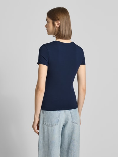 Frauenmodel trägt Slim Fit T-Shirt mit Rundhalsausschnitt und Frankreich-Motiv von REVIEW, dunkelblau, Baumwoll-Mix, Rückenansicht, Ganzkörperansicht Rückansicht.