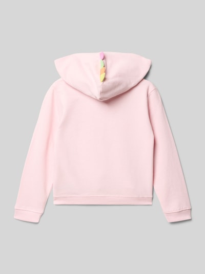Mädchen trägt Sweatjacke mit Kapuze und Reißverschluss von Blue Seven, zartrosa, Reine Baumwolle, Regular-Fit, Rückansicht.