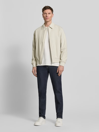Męski model nosi Blouson mit Kentkragen od JAKE*S STUDIO MEN, krój regular fit, jasny beż, gładka tekstura, widok całej sylwetki z przodu, długość tyłu w rozmiarze M: 60 cm, szerokość ramion w rozmiarze M: 48 cm, szerokość klatki piersiowej w rozmiarze M: 58 cm, długość rękawa w rozmiarze M: 67 cm