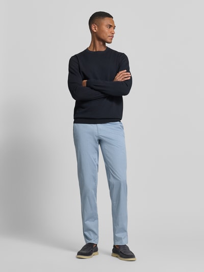 Männermodel trägt hellblaue fein strukturierte HOSE Modell 'Fabio' von BRAX aus Baumwoll-Elasthan-Mix mit Eingrifftaschen, Regular-Fit, Ganzkörperansicht von vorne.