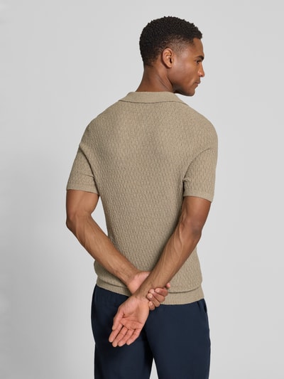 Männermodel trägt Slim Fit Strick-Poloshirt mit Strukturmuster von bugatti in Beige, kurzärmelig, Baumwoll-Mix, Ganzkörperansicht Rückansicht.