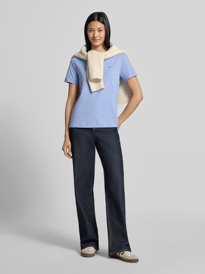 Vrouwenmodel draagt Regular Fit T-Shirt uit puur katoen van GANT in lichtblauw, gecombineerd met donkere jeans, full body voorkant.