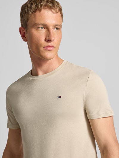 Mannelijk model draagt Slim Fit T-shirt uit puur katoen in set van 2 van Tommy Jeans, look: effen, logodetail, ronde hals, korte mouw, jerseystof, Nahaufnahme Oberkörper.