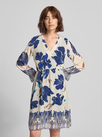 Frauenmodel trägt Knielanges Kleid im Allover-Look Modell 'Ja44milaa' von ZABAIONE aus Chiffon mit V-Ausschnitt, Ganzkörperansicht von vorne.