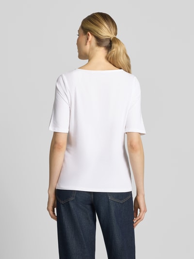 Vrouwenmodel draagt t-shirt met U-boothals van MORE, mix van katoen en elastaan, getailleerd model, halflange mouwen, ruglengte maat 36: 55 cm, volledig zicht van achteren