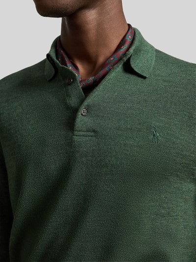 Männermodel trägt Regular Fit Pullover aus reiner Wolle von Polo Ralph Lauren in dunklem Grün, strukturierte Oberfläche, Nahaufnahme Oberkörper. Herren Pullover von Polo Ralph Lauren