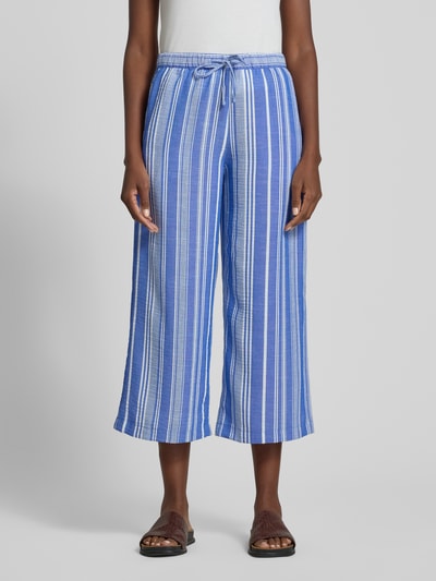Frauenmodel trägt Culotte mit Kordelzug und Eingrifftaschen von Christian Berg Woman, blau-weiß gestreift, Loose-Fit, elastischer Bund, Ganzkörperansicht von vorne.