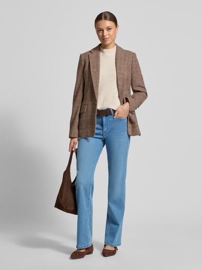 Modelka prezentuje Jeans mit 5-Pocket-Design Modell 'Laura' od MAC, bawełniany mix, krój prosty, jasnoniebieski, szerokość w rozmiarze 36/32: 38 cm, długość nogawki: 80 cm, widok całej sylwetki z przodu