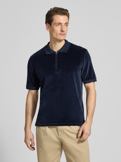 Männermodel trägt Regular Fit Poloshirt mit Reißverschluss Modell 'Francis' von Tiger Of Sweden, dunkelblau, Baumwoll-Mix, Ganzkörperansicht von vorne.