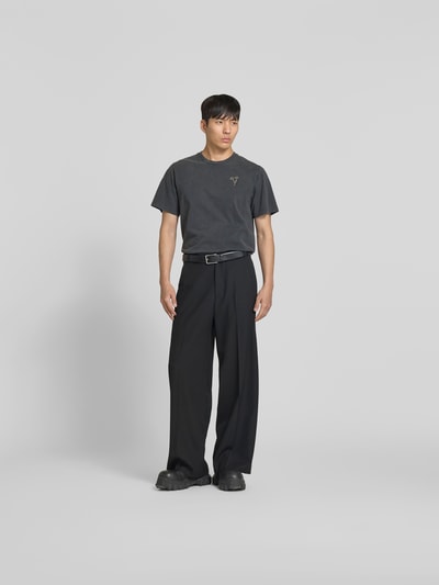 Männermodel trägt T-Shirt mit floralem Stitching von Forét, Herren T-Shirt aus Reine Baumwolle, Regular-Fit, Kurzärmelig, Rundhalsausschnitt, Rückenlänge 69 cm, Ganzkörperansicht von vorne.