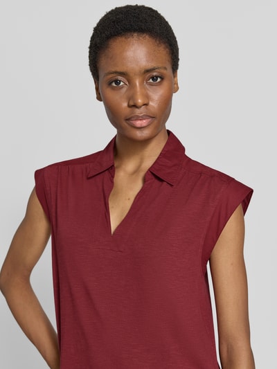 Frauenmodel trägt Gerades Freizeitkleid aus reiner Baumwolle von s.Oliver RED LABEL in Dunkelrot mit glatter Textur, Nahaufnahme Oberkörper.