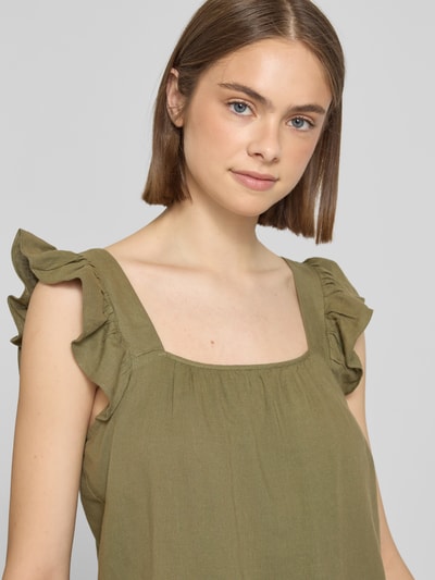 Frauenmodel trägt Regular Fit Blusentop aus Baumwoll-Leinen-Mix Modell 'PIA' von Pieces, Optik: Unifarben, Rüschen-Applikation, Nahaufnahme Oberkörper.