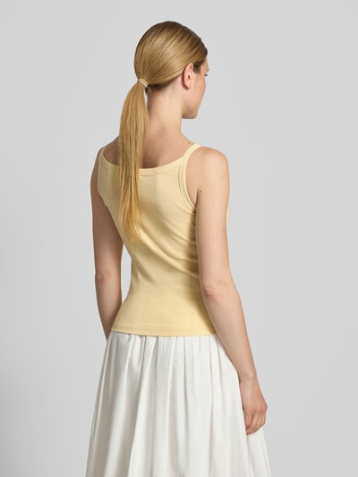 Frauenmodel trägt Trägertop in Ripp-Optik Modell 'Izli' von OPUS aus Baumwoll-Elasthan-Mix, Slim-Fit, cremefarben, Rückenlänge 51 cm, Ganzkörperansicht Rückansicht.