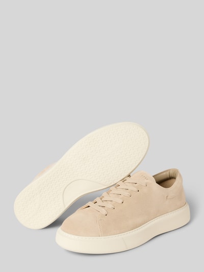 Produktfoto, Sneaker aus echtem Leder mit Logo-Detail von Copenhagen in Beige, abgerundete Passform, Schnürverschluss, Absatzhöhe 5 cm, Schafthöhe 8 cm, Schaftweite 8 cm, strukturierte Oberfläche auf heller Sohle
