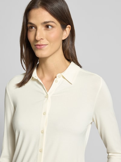 Vrouwenmodel draagt Hemdbluse aus Viskose-Mix mit Umlegekragen van Marc O’Polo, uni, lange mouwen, rechte pasvorm, Nahaufnahme bovenlichaam.